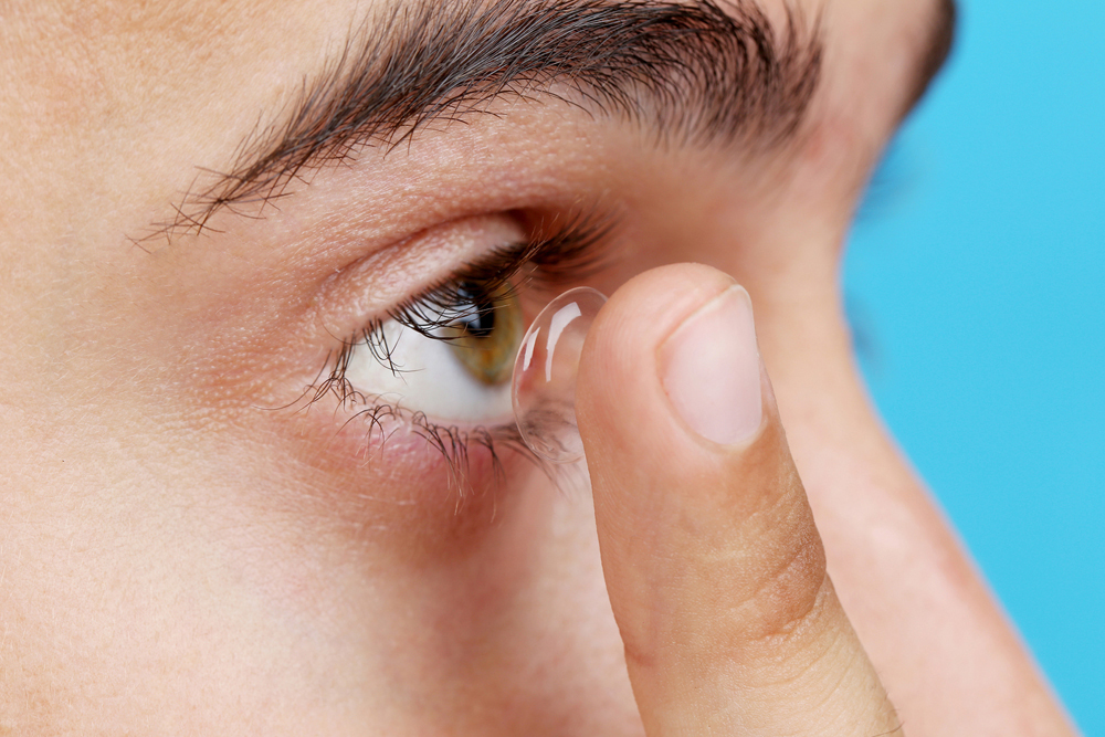 FAQ: How Do I Put In and Take Out My Contact Lenses? FAQ: How Do I Put In and Take Out My Contact Lenses?